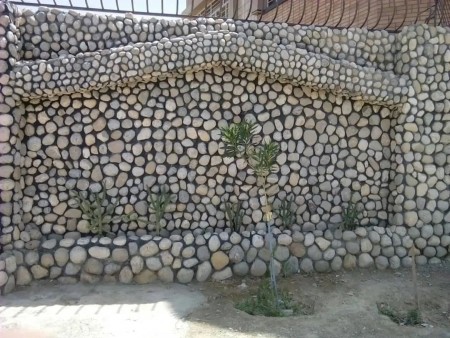 اجرای سنگ لاشه برای ساخت نمای دیوار باغ