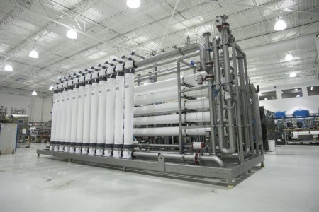 Sea water desalination device