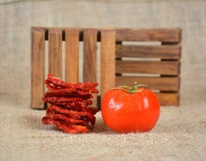 إنتاج وتوزیع وبیع الطماطم الجافة مع التفاح الصحی