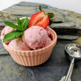 طرز تهیه بستنی توت فرنگی خانگی با ثعلب و بدون دستگاه