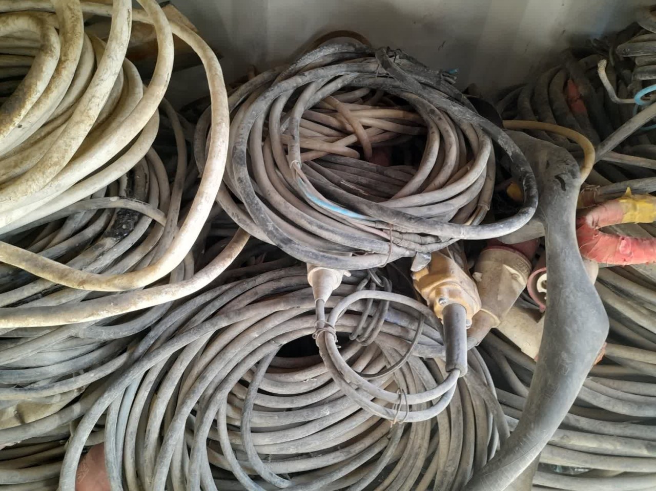 خریدار انواع ضایعات آهن و دستگاه جوش و فن کویل کارکرده و ضایعات سیم و کابل در شهریار به بالاترین قی ...