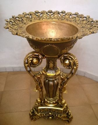 ظرف میوه کنار سالنی