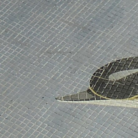 A solution of sealing the floor the direction of the service, rooftop pool