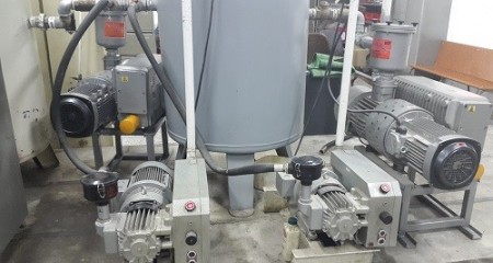 Vacuum pump oily