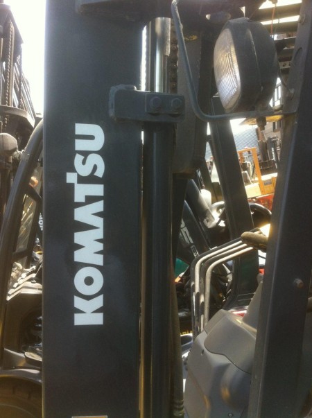 لیفتراک کوماتسو 2.5تن دوگانه سوز وارداتی