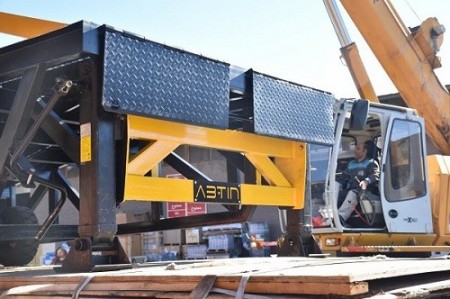 Portable loading ramp, open area ramp, portable leveling level