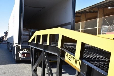 Portable loading ramp, open area ramp, portable leveling level