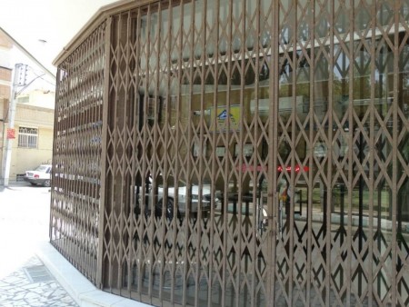 ساخت انواع حفاظ و نرده آهنی و استیل، درب و کرکره اکاردئونی وبرقی و نصب در کارگاه آهنگری و جوشکاری عط ...