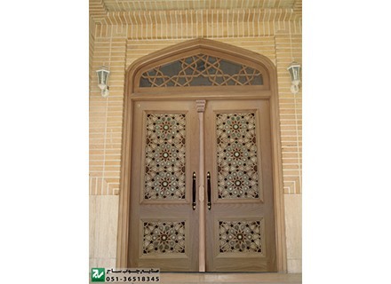 Wooden door, the traditional entrance to the mosque., the chapel واماکن religious Chinese knot