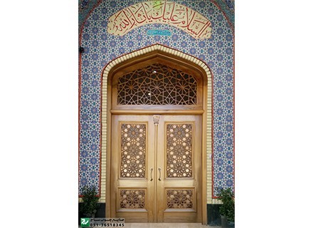 Wooden door, the traditional entrance to the mosque., the chapel واماکن religious Chinese knot