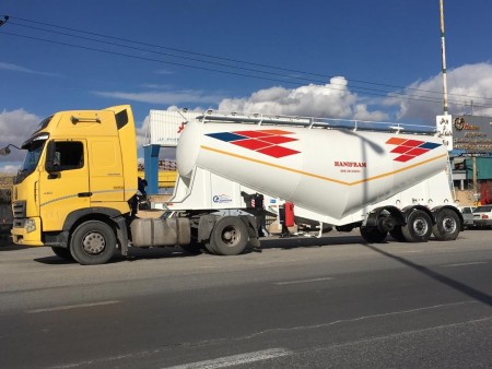 Three-axle bunker trailer