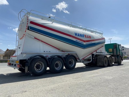 Three-axle bunker trailer