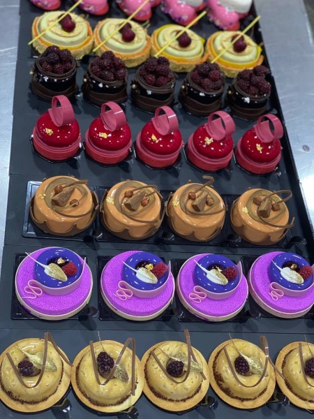 Teaching all kinds of desserts in the dessert class of Nations in Tehran