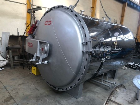 Industrial autoclave