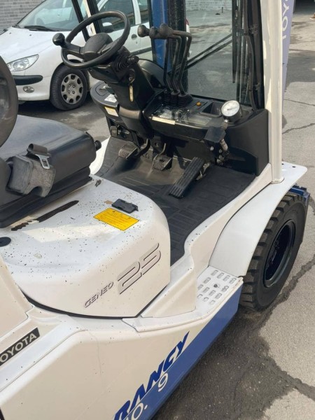 لیفتراک ۲.۵تن.برند تویوتا سری ۸اف مدل۲۰۱۵