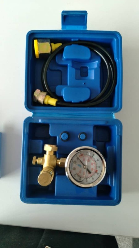 Manometer and gas charging kit for hydraulic hammer and picker