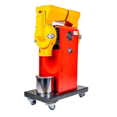 Hammer mill with two heads, 4 horses, 3 horses body