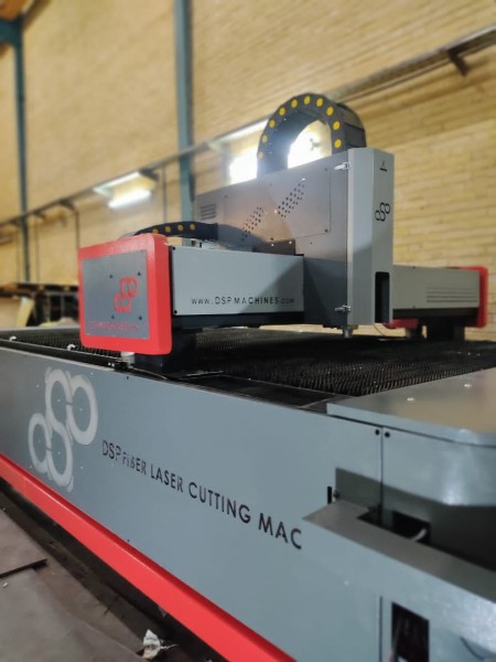 Metal laser cutting machine with fiber technology