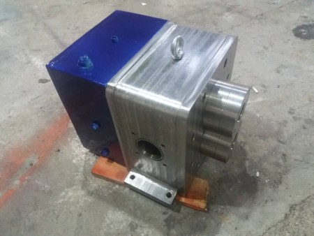 Lobe vacuum pump for transferring all fluids