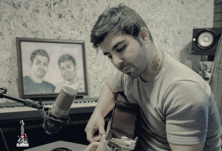 Tutoring classical guitar in pop style with singing