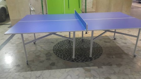 Folding ping pong table