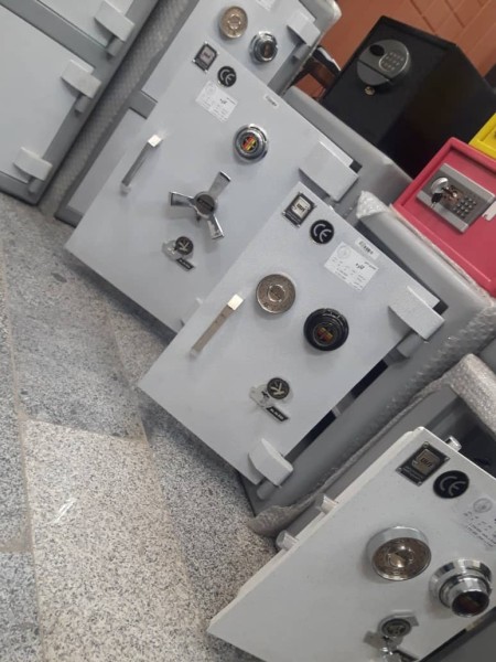 Selling all kinds of office, commercial and corporate safes in Isfahan