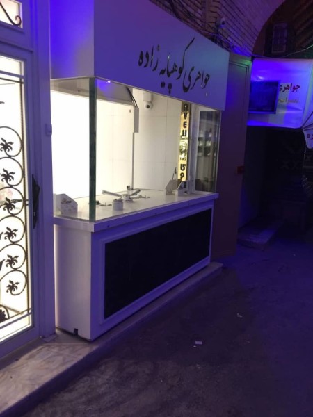 Selling all kinds of elevator safes and showcases in Isfahan
