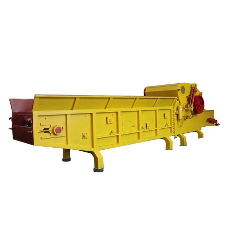 Wood crushing machine
