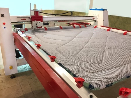 Professional and ordinary single-head quilting machine