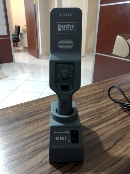 Body inspection racket with inductive charger PD140