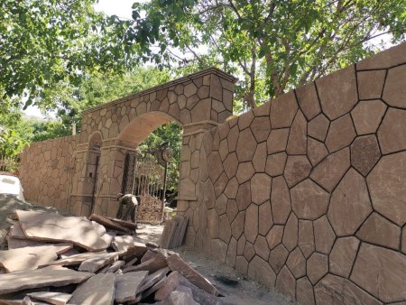 Implementation of rubble stone for the construction of the garden wall