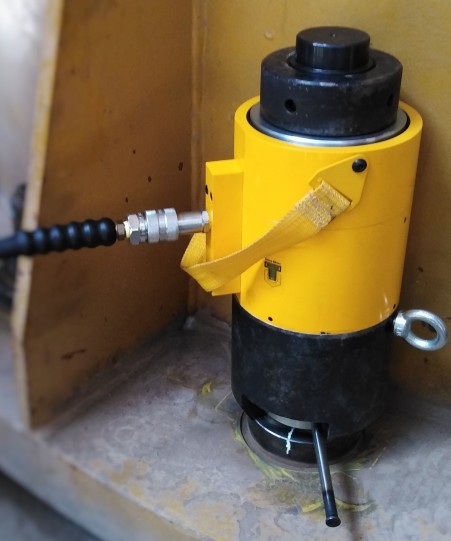 Two-story bolt tensioner