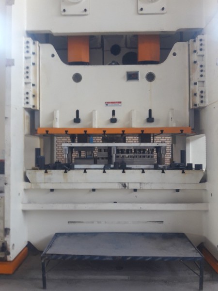 Pressing services of progressive molds in large dimensions