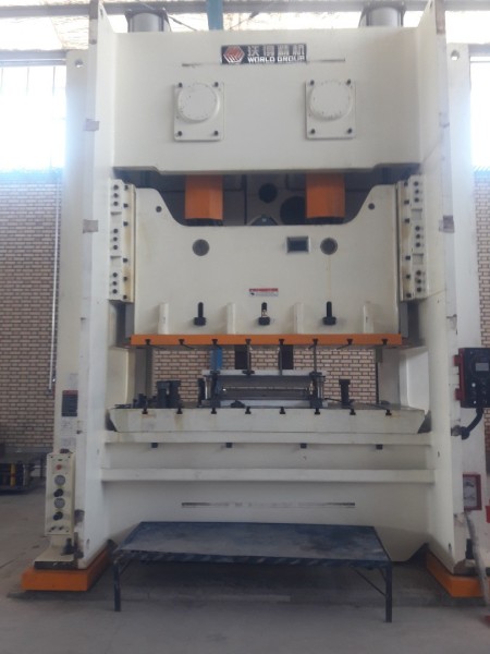 Pressing services of progressive molds in large dimensions