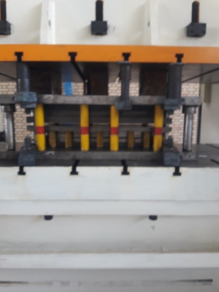 Pressing services of progressive molds in large dimensions