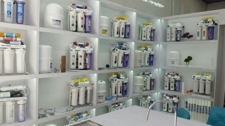 Selling all kinds of resins and hardeners in the specialized distribution center of water purificati ...