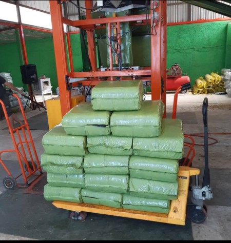 Fully automatic packaging machine for 30 kg corn fodder-animal feed