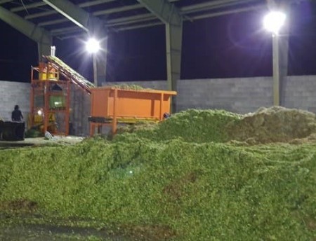 Fully automatic packaging machine for 30 kg corn fodder-animal feed