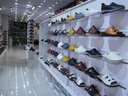فروشگاه کفش و کتانی در کرج کفش آرجی