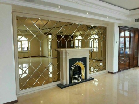 Decorative mirror arrangement