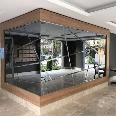 Decorative mirror arrangement