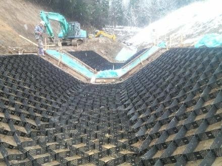 New dyke and geocell embankment construction systems