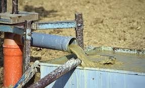 Geomembrane insulation of drilling mud pond