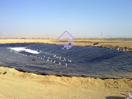 Construction of water storage pool with geomembrane sheets