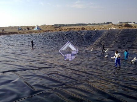 Construction of water storage pool with geomembrane sheets