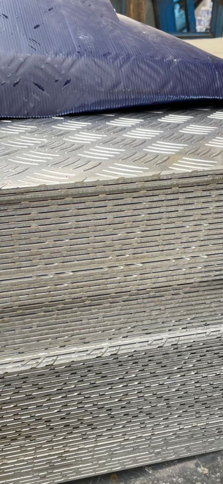 Buying and selling plain and ribbed aluminum sheet