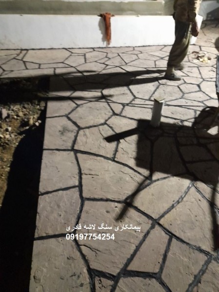 The implementation of hammered floor scrap stone