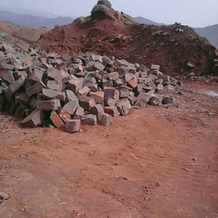 The implementation of hammered floor scrap stone