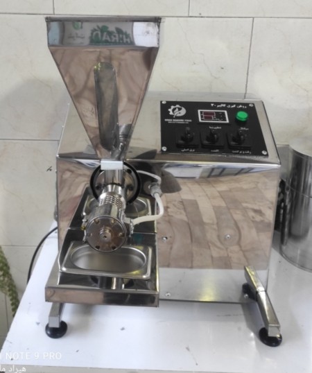Cold press oiler made by Hirad. Machine