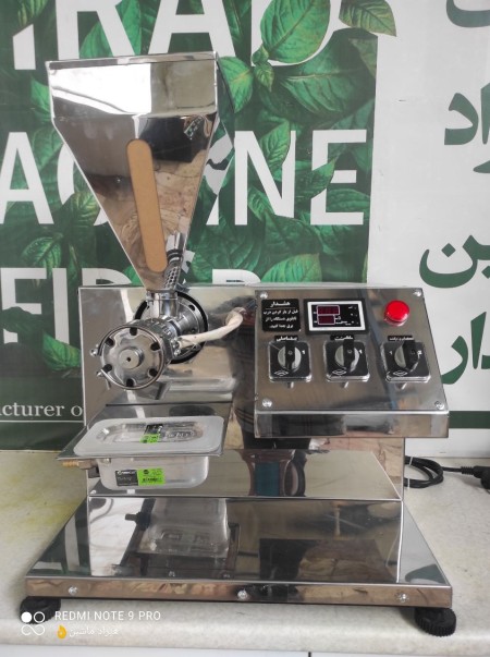 Cold press oiler made by Hirad. Machine